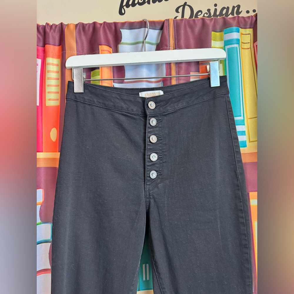 Stylish Black Flared Denim Jeans - Picture 2 of 5